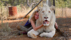 Фото Миа и белый лев